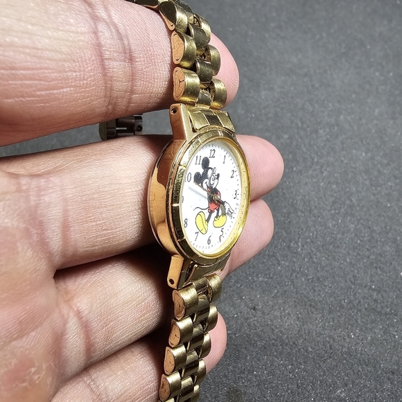Disney Mickey Mouse Quartz Gold Tone Fashion Watch Exclusively For Disney Workin - Picture 5 of 10